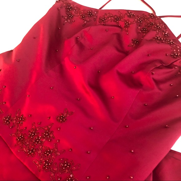 Beautiful red ball gown - Picture 3 of 5